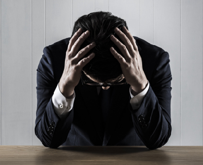 頭を抱える男性