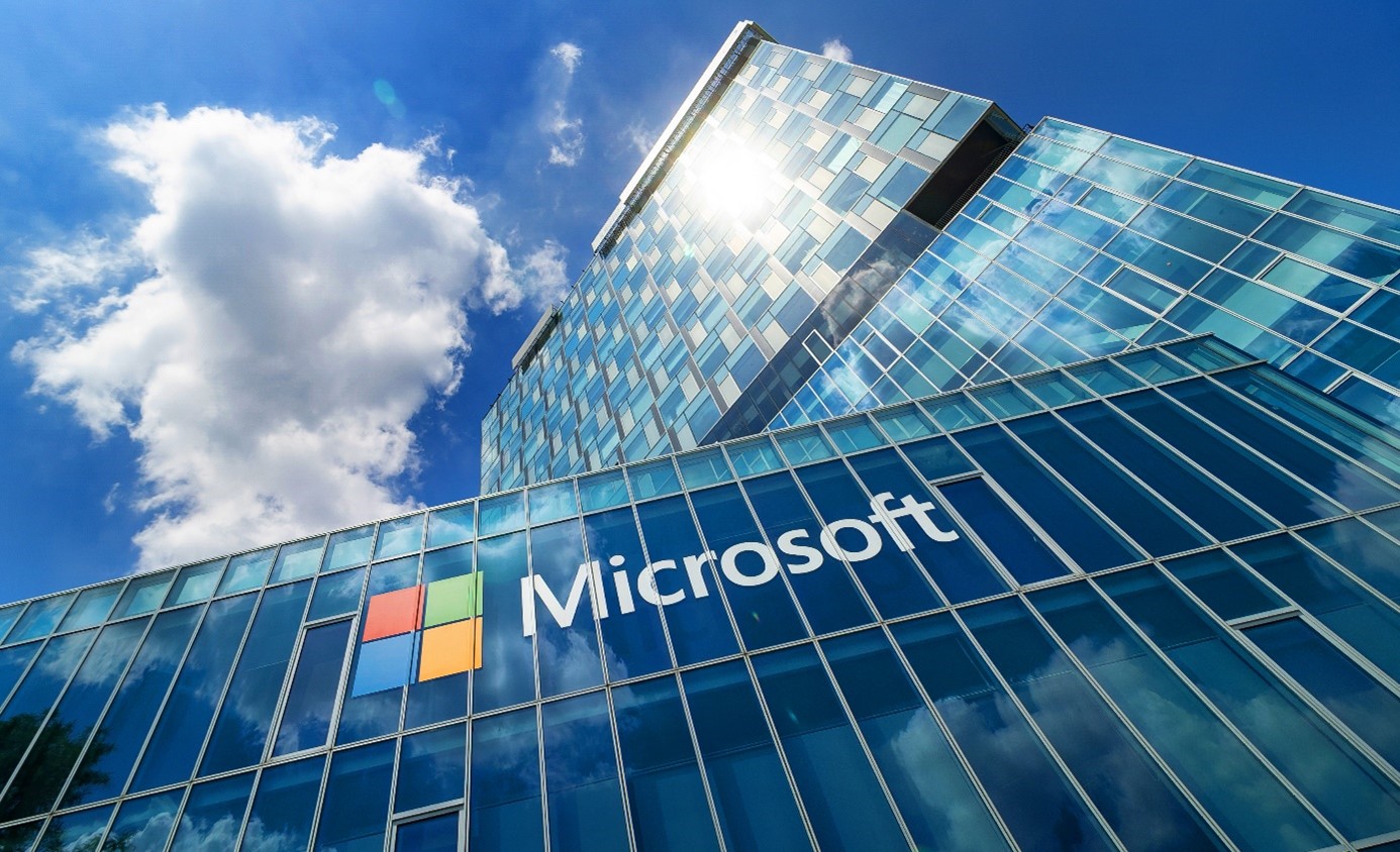 Microsoftのロゴが入ったビルの画像